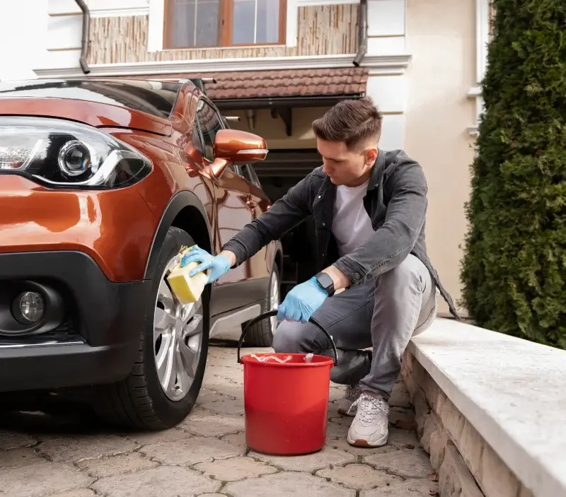Lavage auto à domicile Paule : professionnel intervenant sur un véhicule